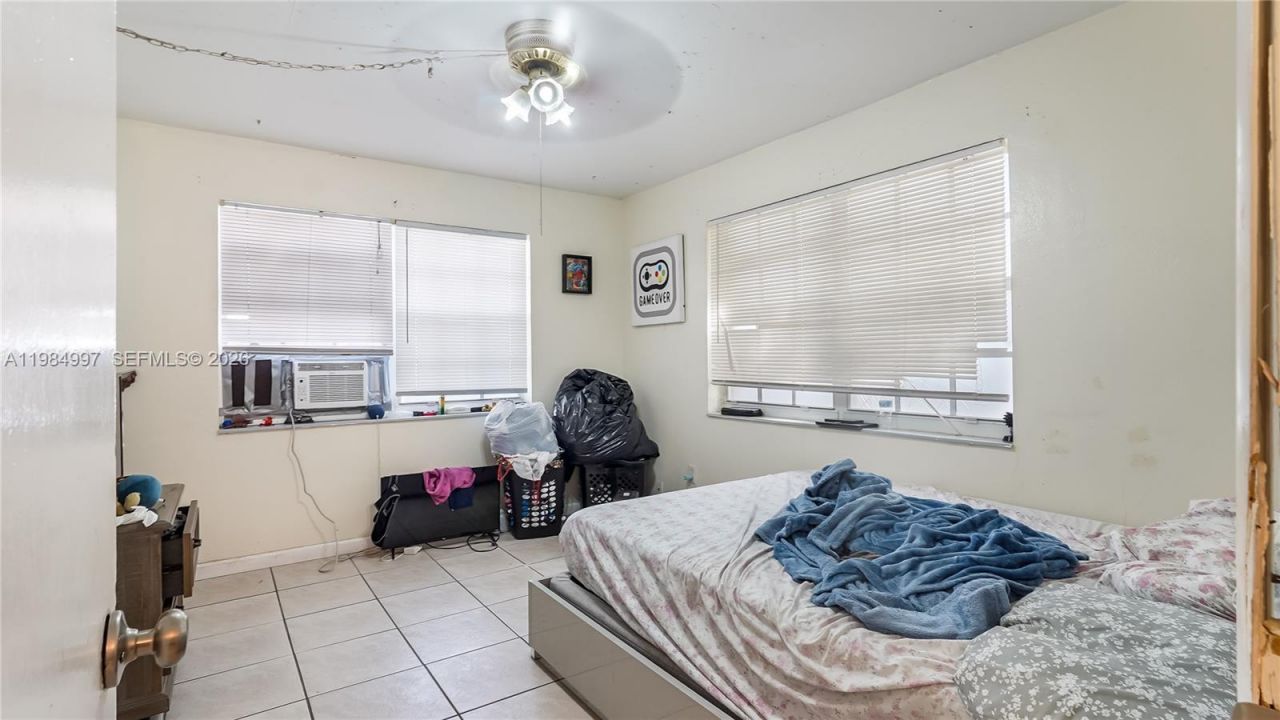 898 NE 39th St, Oakland Park, FL 33334 Photo