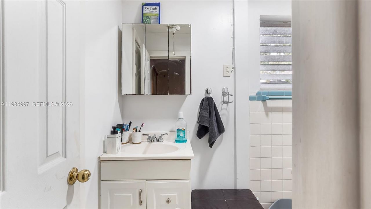 898 NE 39th St , Oakland Park, FL 33334 Photo