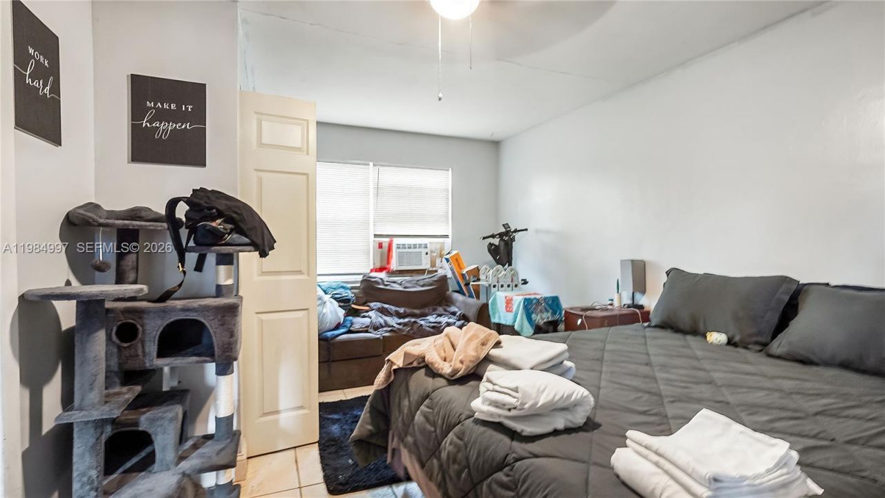 898 NE 39th St, Oakland Park, FL 33334 Photo