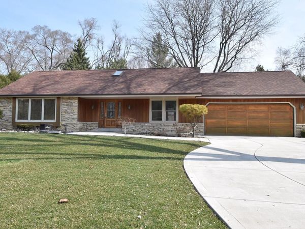 10570 Pallotine DRIVE, Greenfield, WI 53228