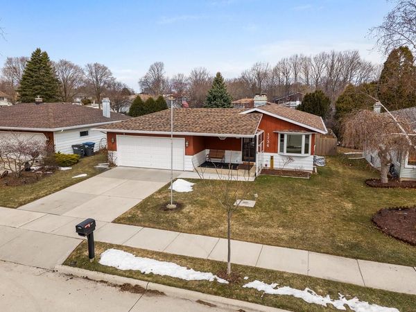 1736 Knoll Crest DRIVE, Sheboygan, WI 53081