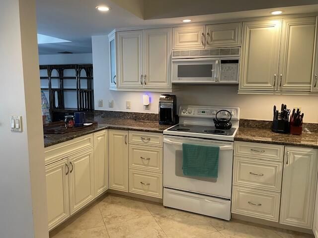 1660 Twelve Oaks Way 105 W/50 Ft Dock, North Palm Beach, FL 33408 Photo