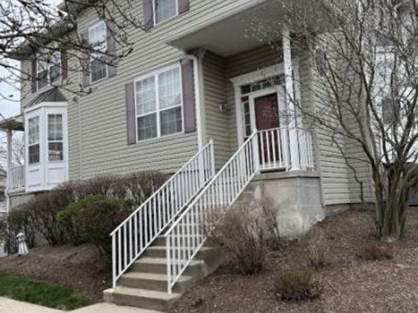 27 Briar Ln, Raritan, NJ 08822