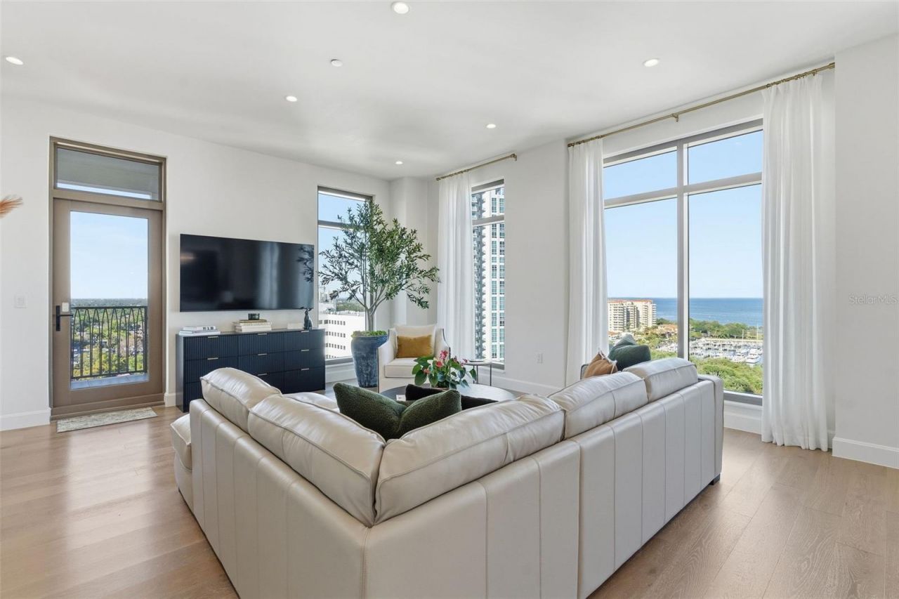 126 4th Avenue Ne, Unit 1401, Saint Petersburg, FL 33701 Photo