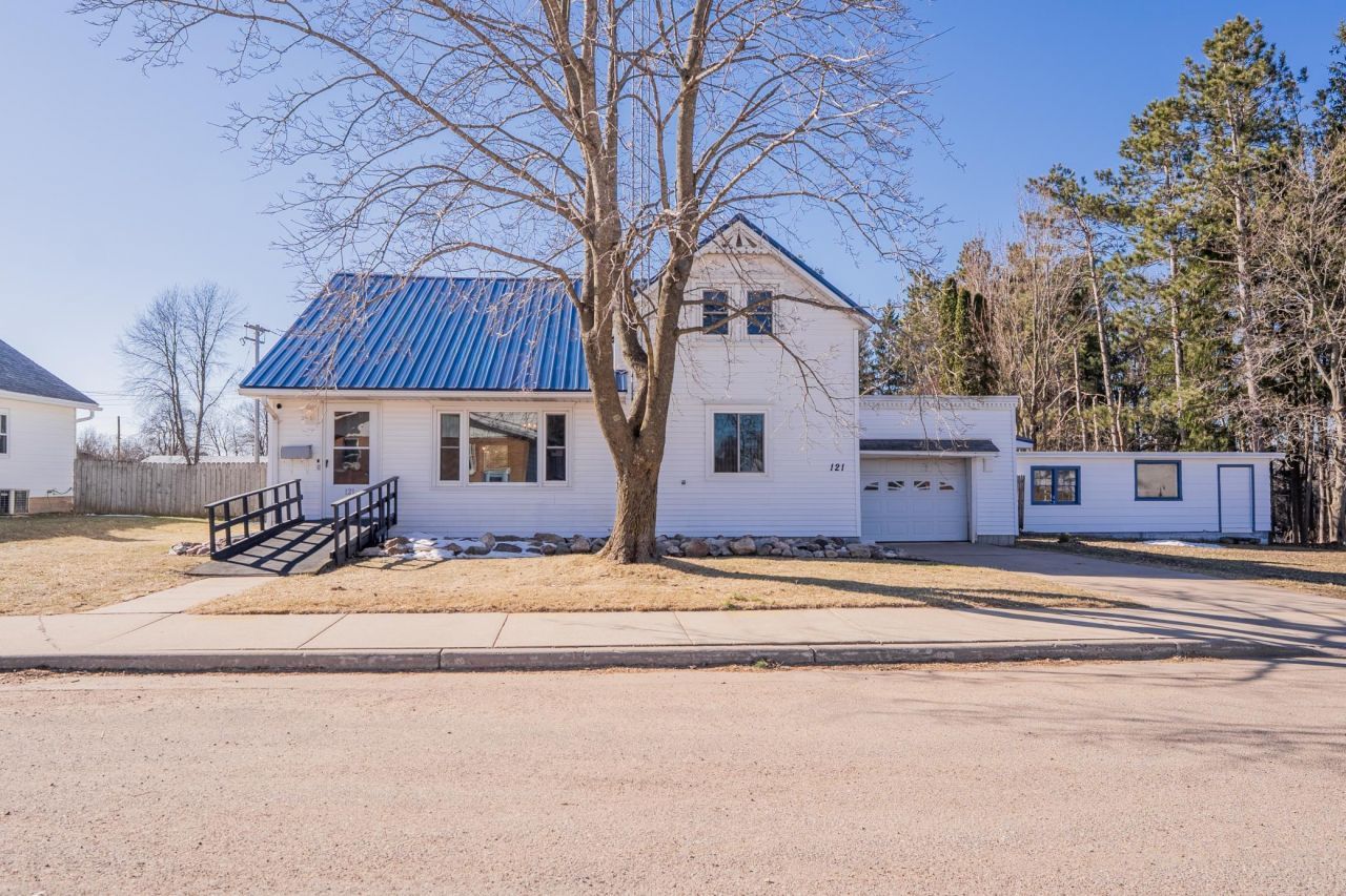121 W Oak Street, Stanley, WI 54768