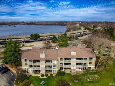 1695 Cliffs Landing, Ypsilanti, MI 48198