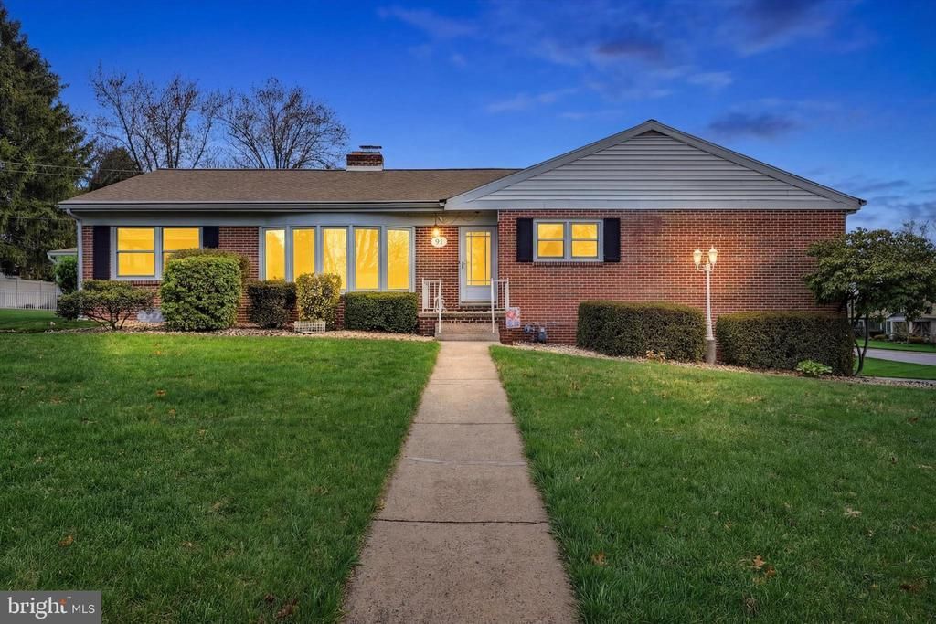 91 Lynbrook Drive S, York, PA 17402 Main Photo