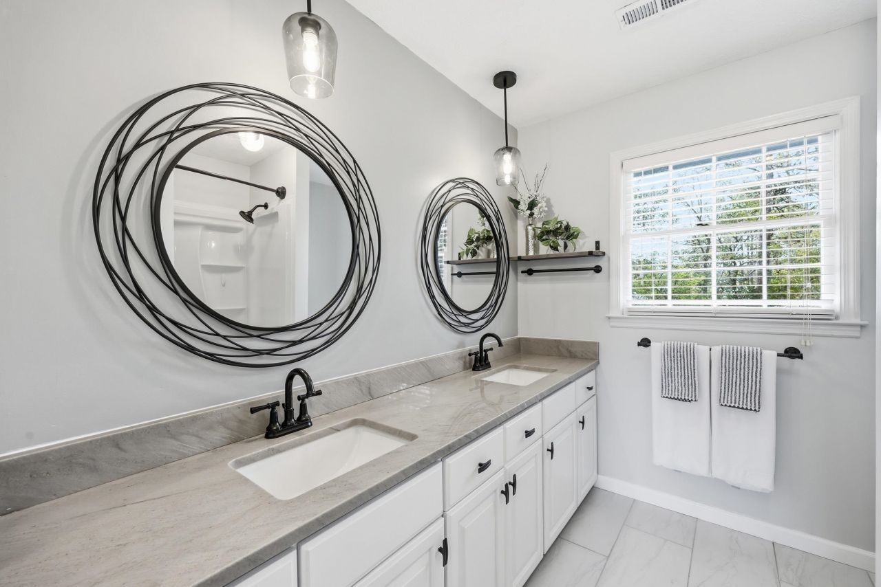 1015 Old Bridge Rd. Photo 13