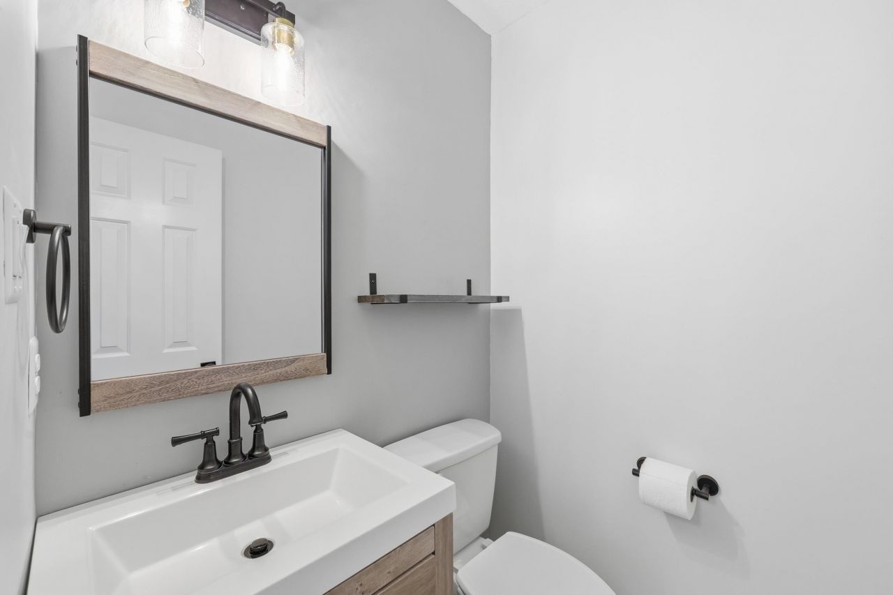 1015 Old Bridge Rd. Photo 14