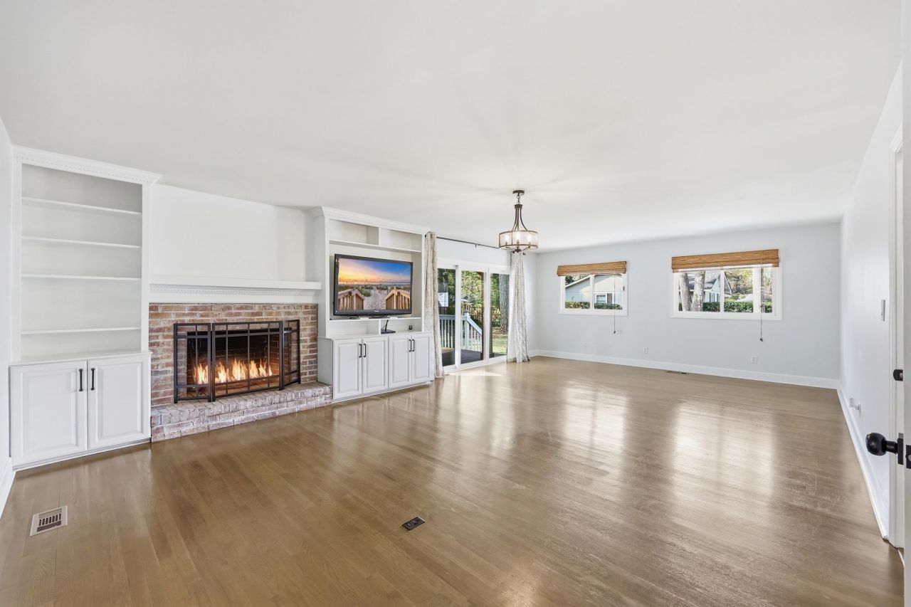 1015 Old Bridge Rd. Photo 4