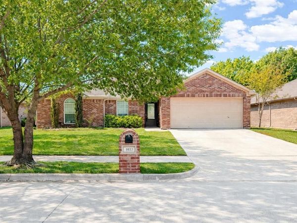 933 Sherry Lane, Saginaw, TX 76179