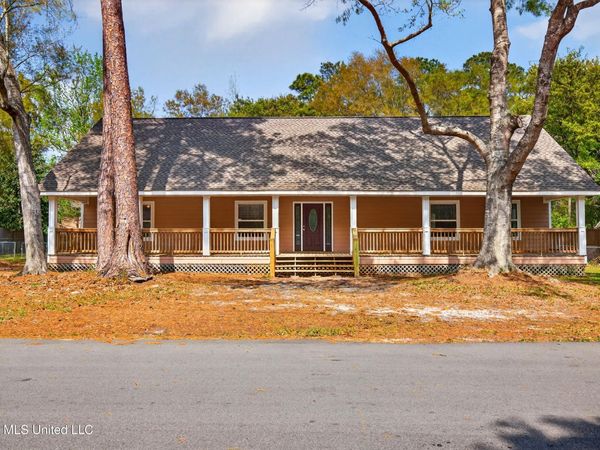 1332 Oak Street, Ocean Springs, MS 39564
