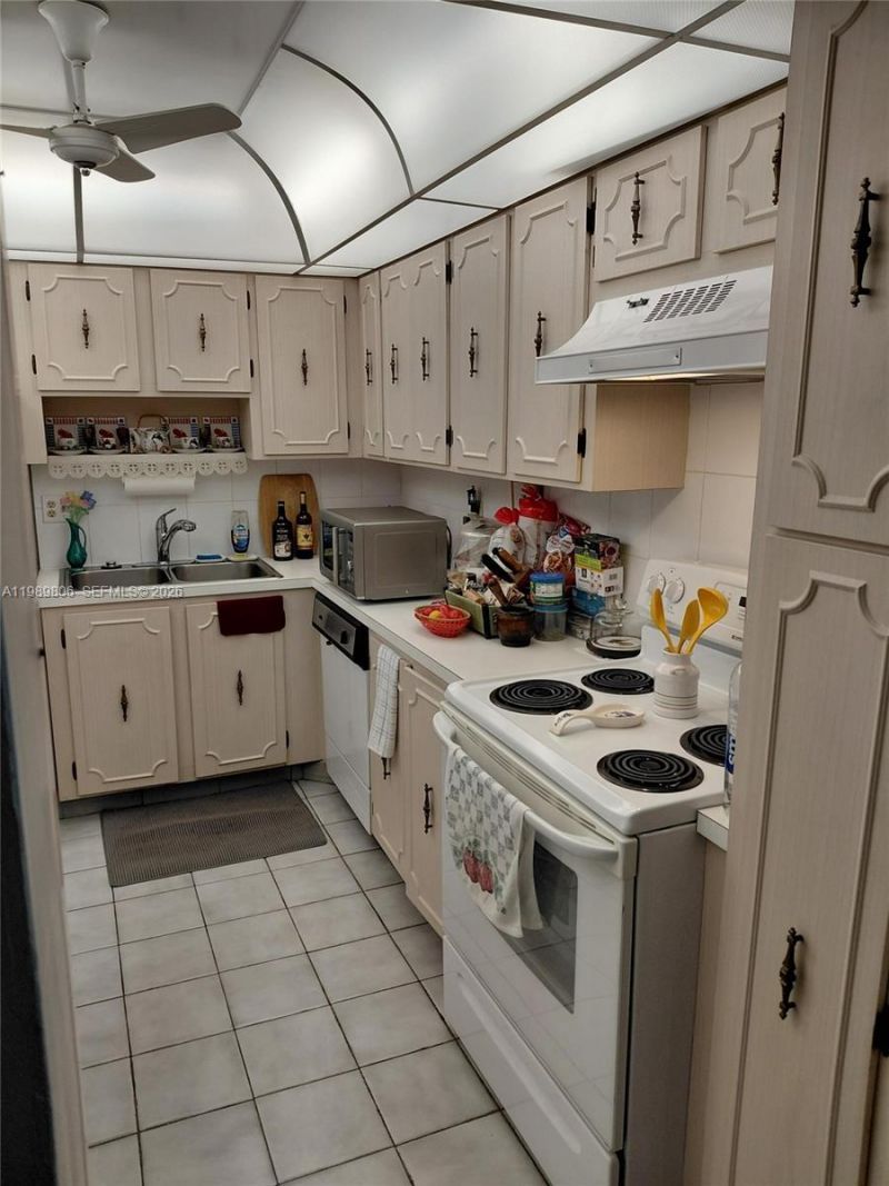 3113 S Ocean Dr , Unit 504, Hallandale Beach, FL 33009 Photo