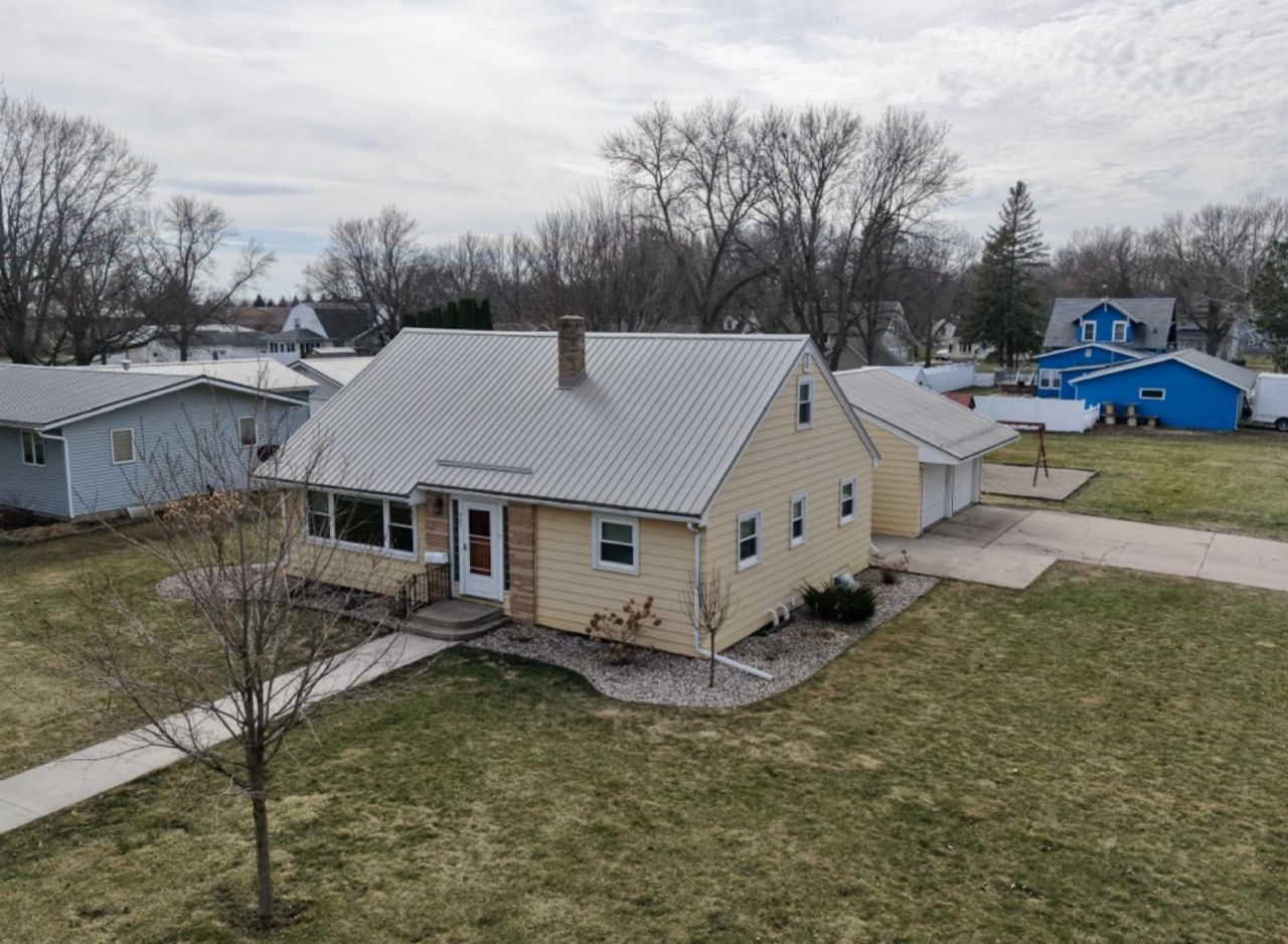 900 10th Street S, Saint James, MN 56081