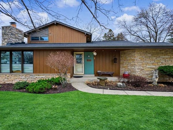 2115 Rambling Rose Rd, Waukesha, WI 53186