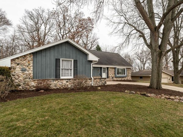 1205 Ayrshire Ln, Waukesha, WI 53186