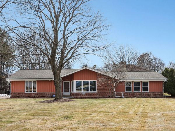 18215 Parish Dr, Brookfield, WI 53045