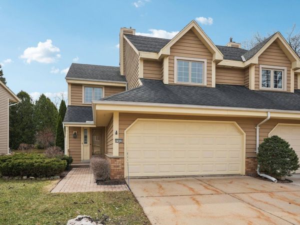 7533 W Tuckaway Creek Dr, Franklin, WI 53132