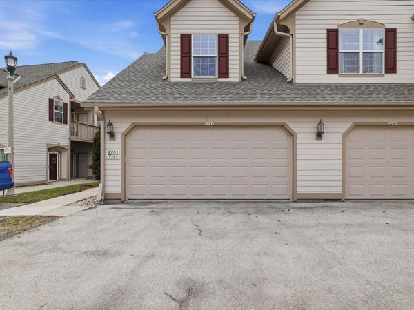 2253 W Vista Bella Dr, Oak Creek, WI 53154