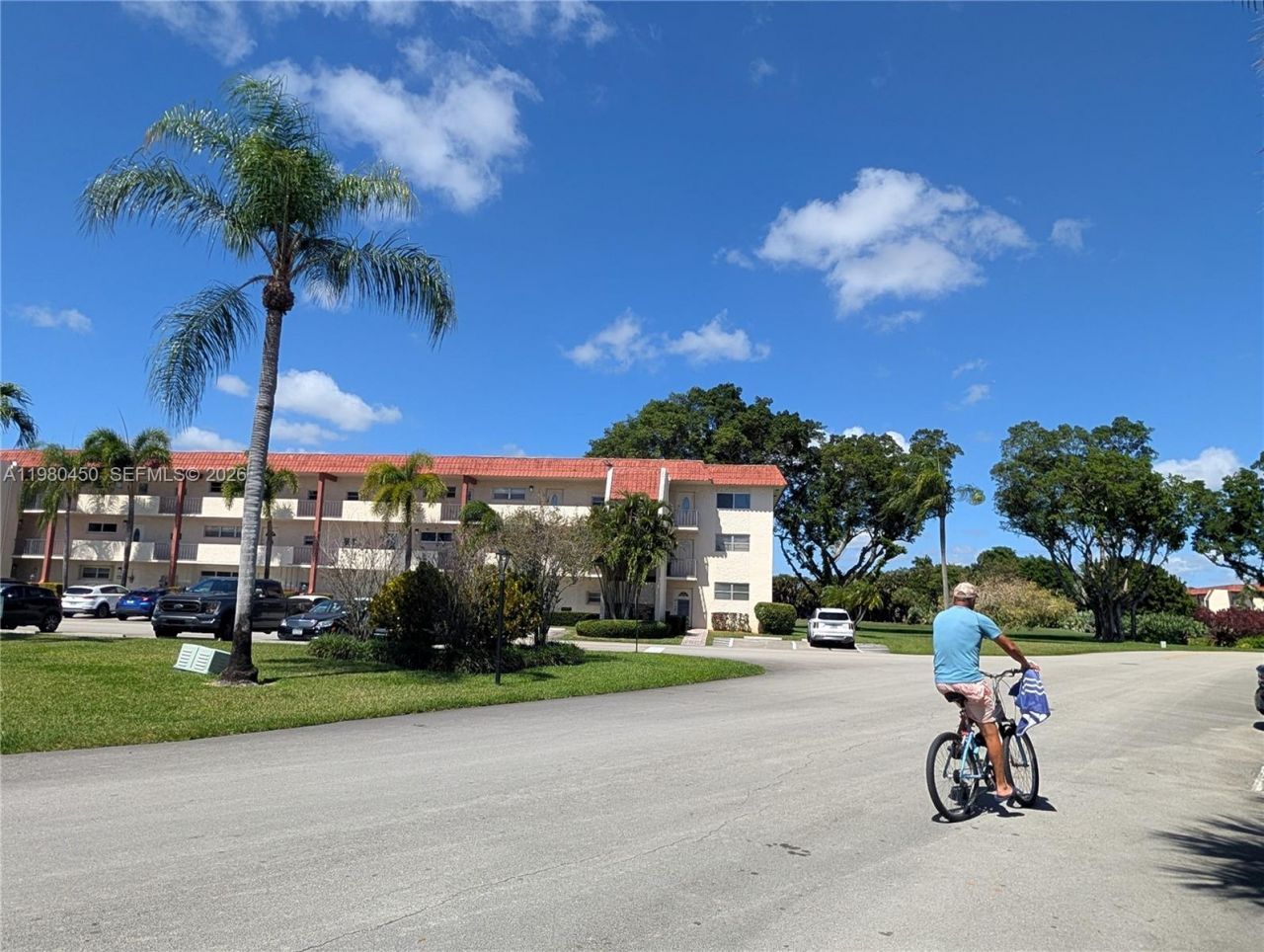 9200 N Hollybrook Lake Dr , Unit 303, Pembroke Pines, FL 33025 Photo