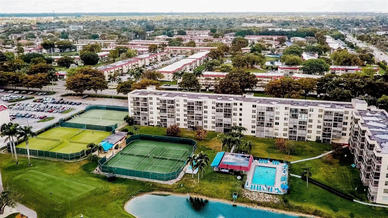 9200 N Hollybrook Lake Dr , Unit 303, Pembroke Pines, FL 33025 Photo