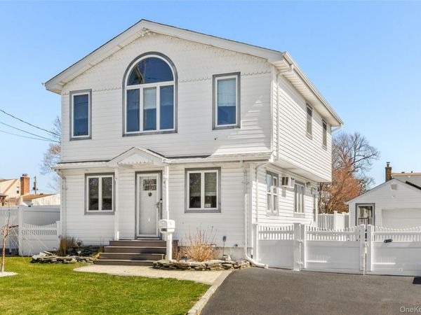 686 Adams Avenue , Lindenhurst, NY 11757