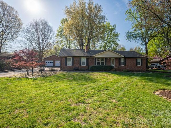 1624 Oak Trail Lane , Charlotte, NC 28216