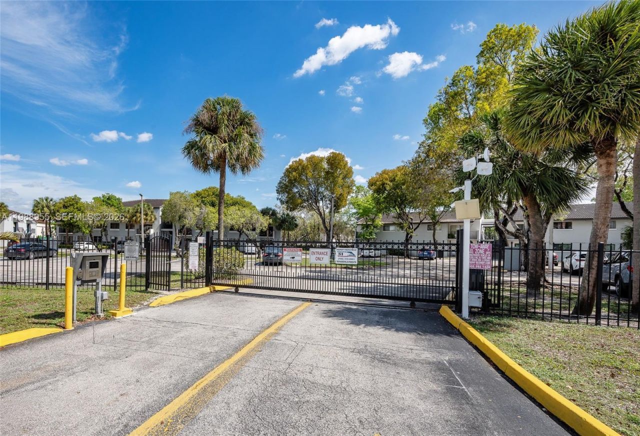 7095 NW 179th St, Unit 110, Hialeah, FL 33015 Photo