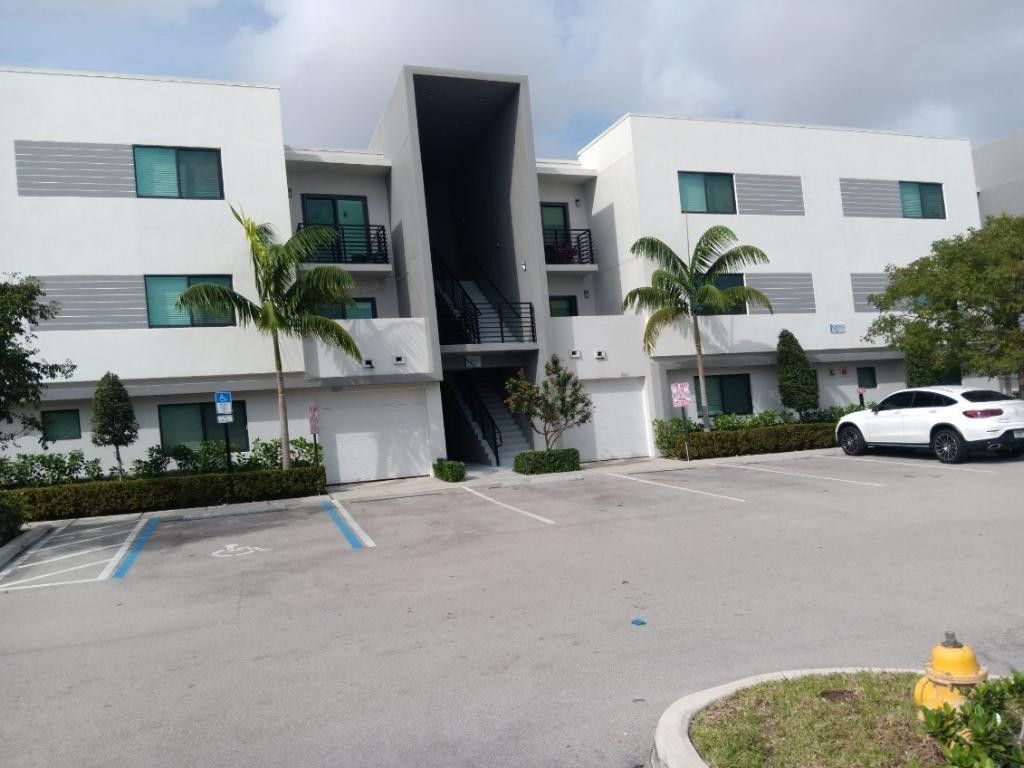 3050 NW 68th Street, Unit 1101, Fort Lauderdale, FL 33309 Photo