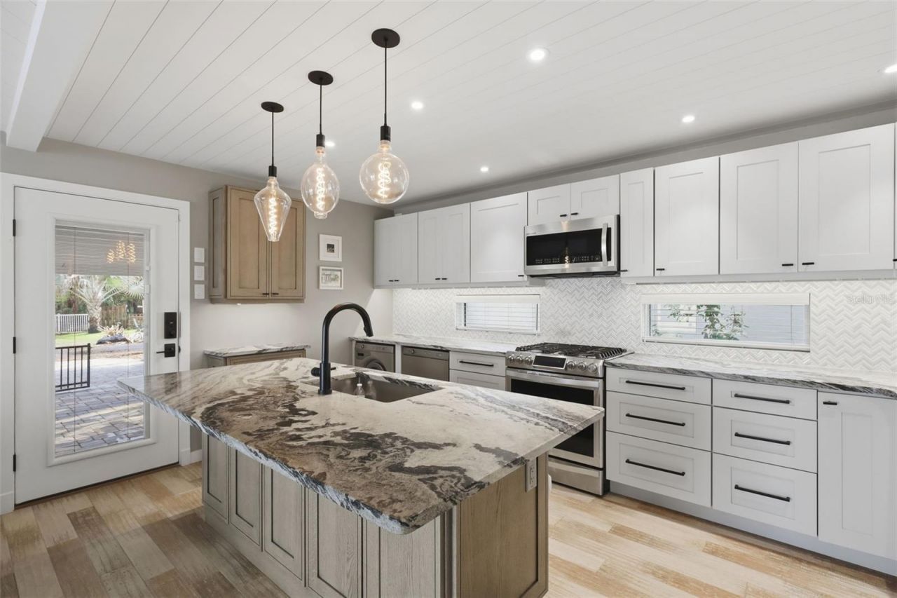 306 S Pine Street , New Smyrna Beach, FL 32169 Photo