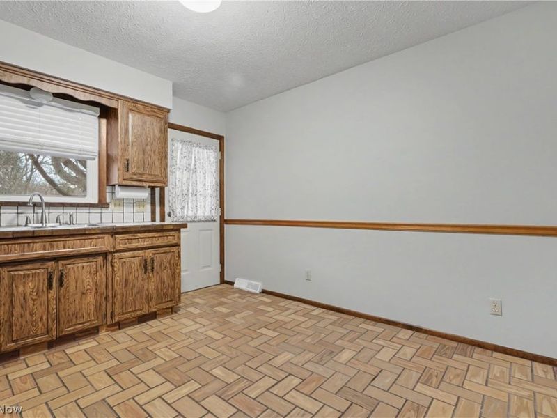 548 Continental Drive , Unit B, Salem, OH 44460 Photo 4