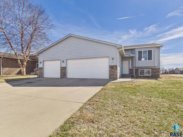 4117 W 92nd St, Sioux Falls, SD 57108