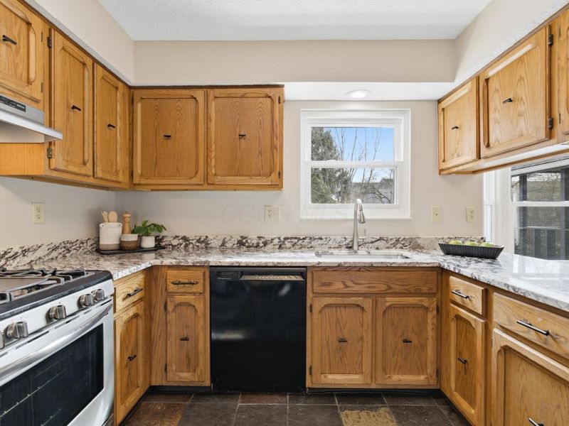 208 Rugby Lane, Columbus, OH 43230 Photo 11