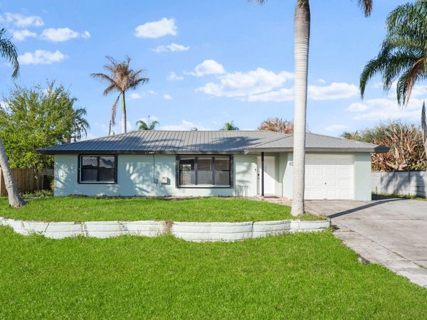 1672 SW Schleicher Lane, Port St. Lucie, FL 34984