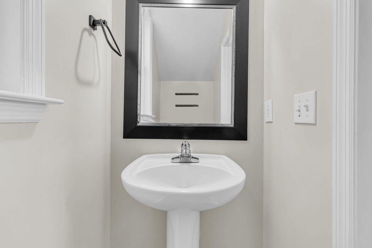 100 Hyacinth Street Photo 16