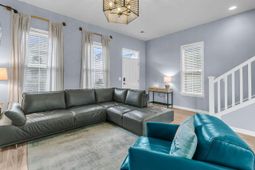 100 Hyacinth Street photo 4