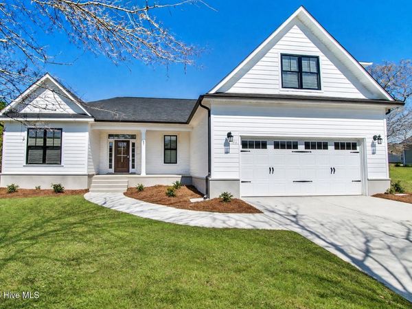 122 Live Oak Circle, Lake Waccamaw, NC 28450