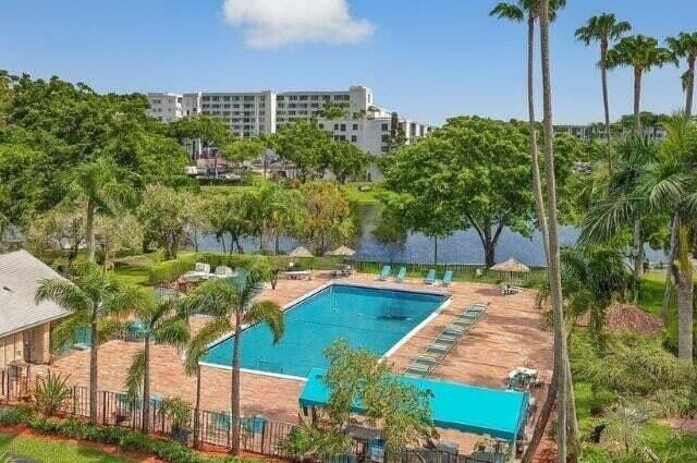 2205 S Cypress Bend Drive, Unit 908, Pompano Beach, FL 33069 Photo