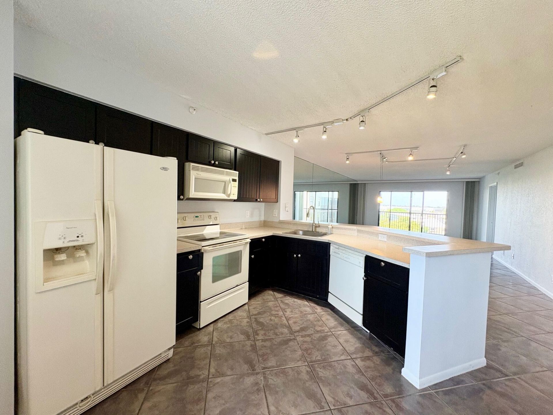 2205 S Cypress Bend Drive, Unit 908, Pompano Beach, FL 33069 Photo