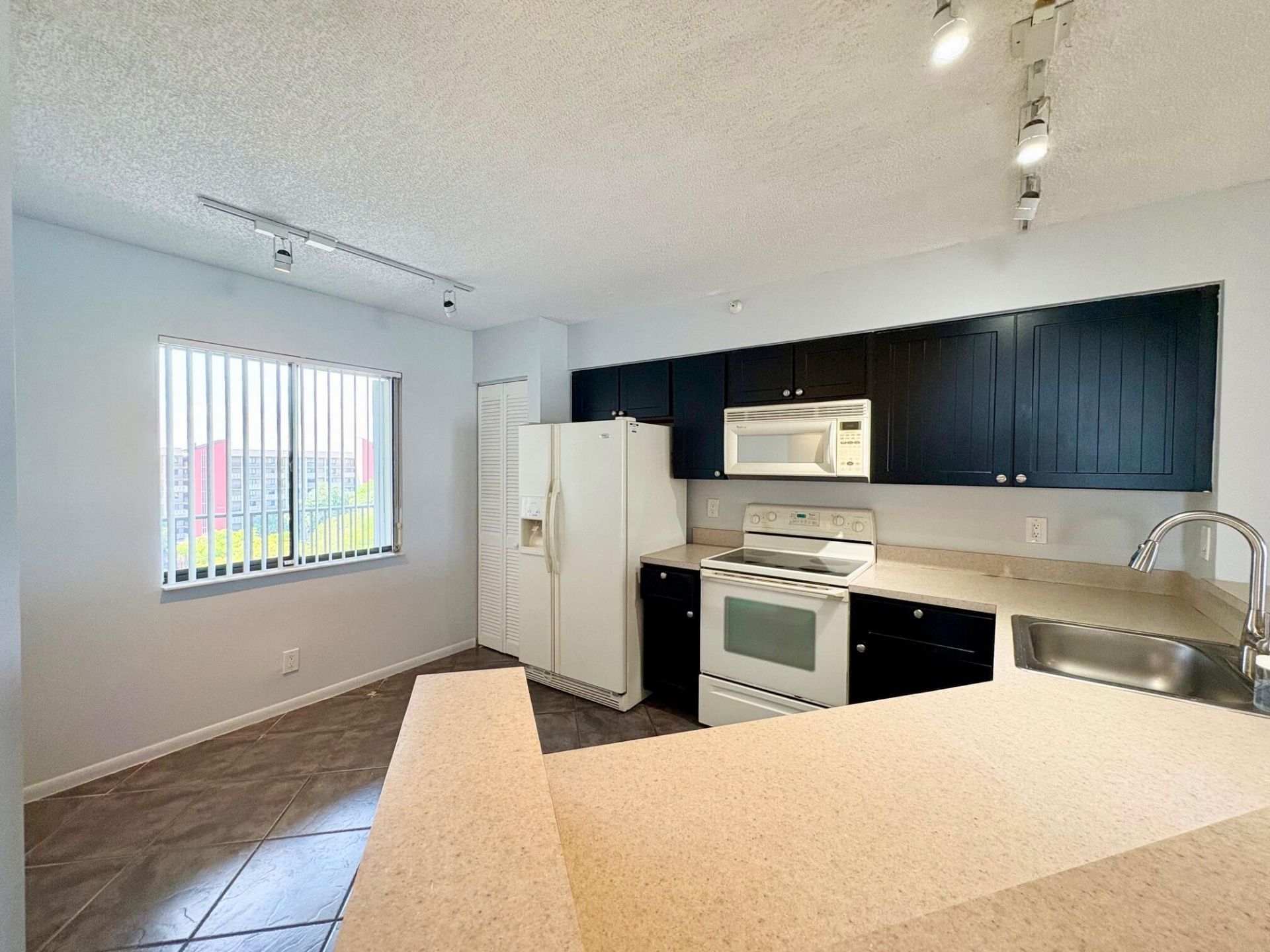 2205 S Cypress Bend Drive, Unit 908, Pompano Beach, FL 33069 Photo