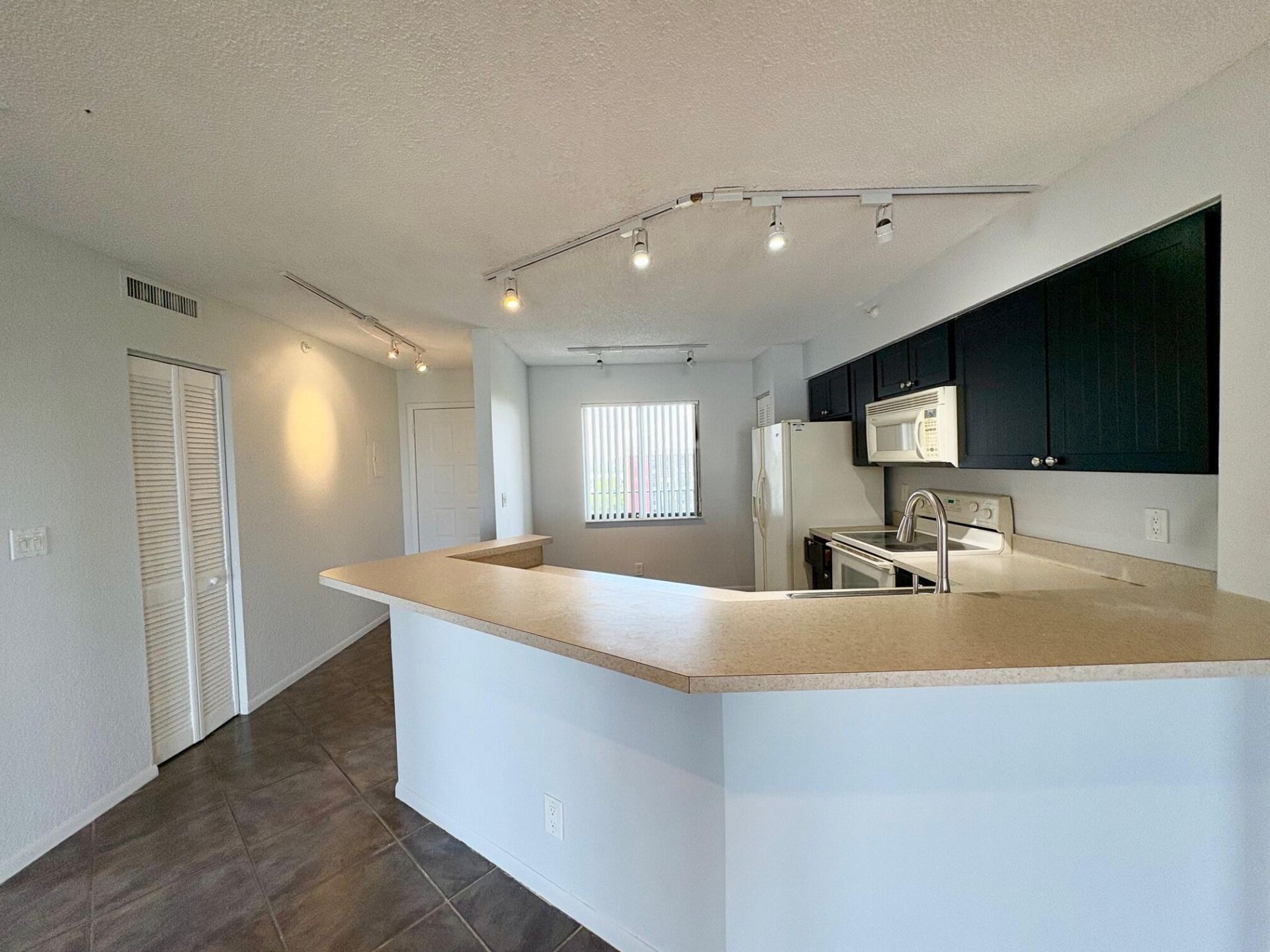 2205 S Cypress Bend Drive, Unit 908, Pompano Beach, FL 33069 Photo