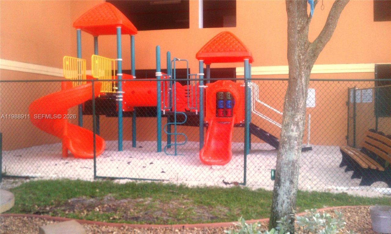 5085 NW 7th St, Unit 1011, Miami, FL 33126 Photo