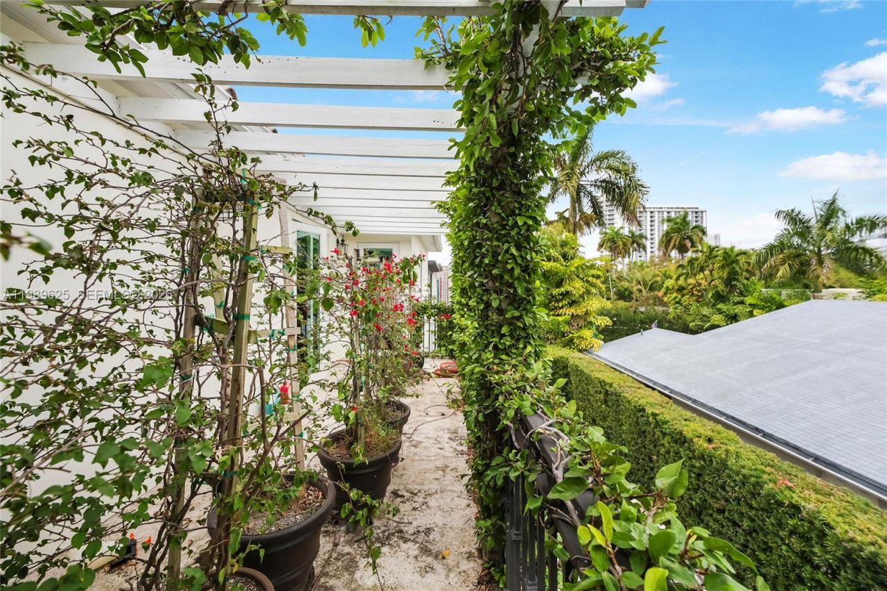 1898 S Miami Ave, Miami, FL 33129 Photo