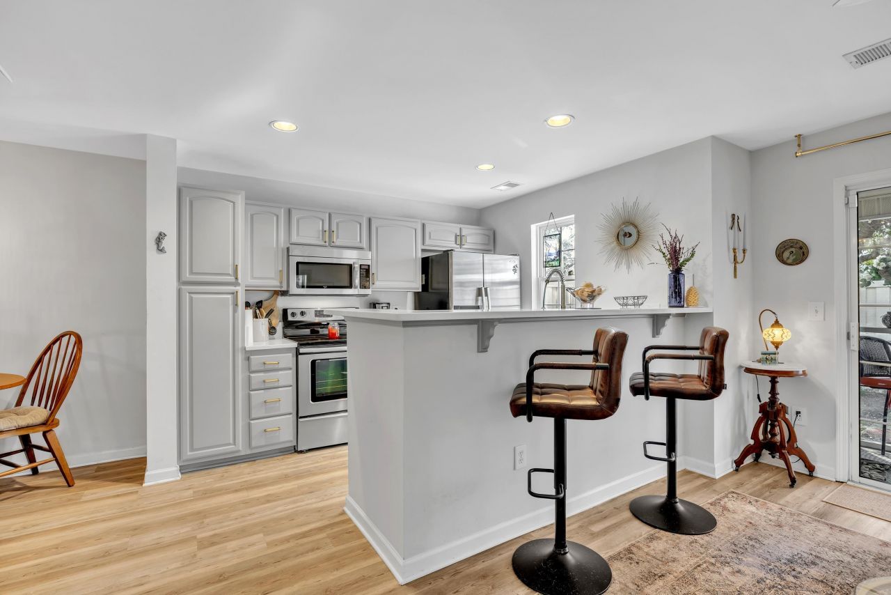 3557 Chestnut Dr.  Photo 4