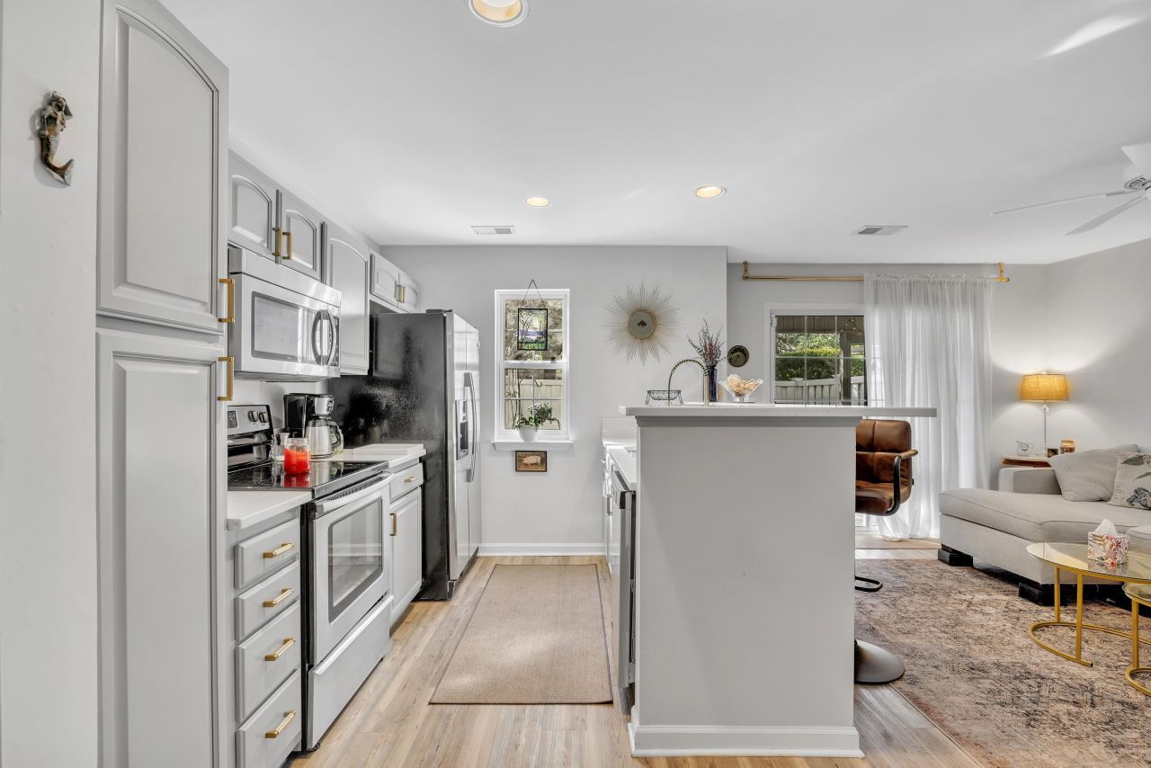 3557 Chestnut Dr.  Photo 6