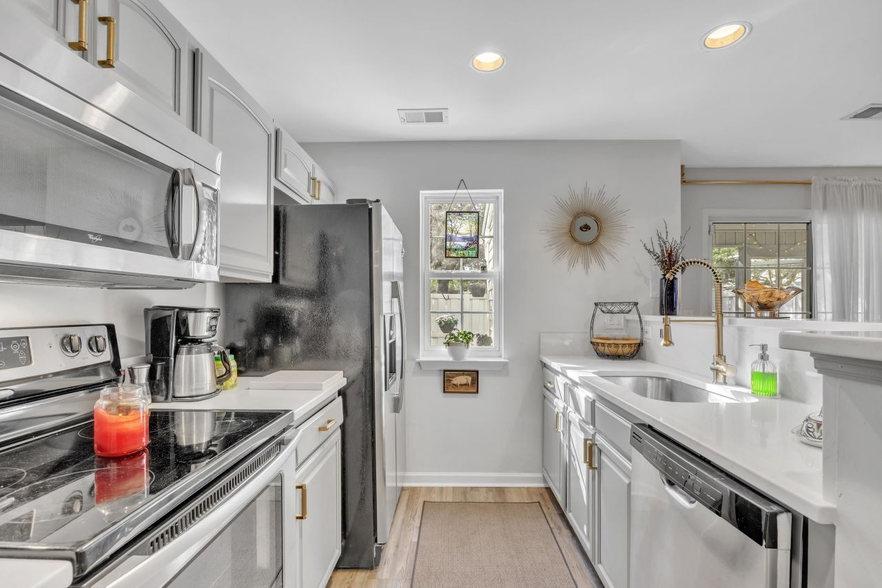 3557 Chestnut Dr.  Photo 8