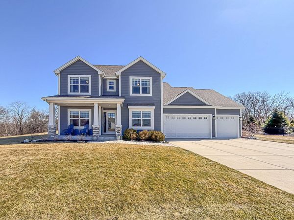 W275N358 Arrowhead Trl, Pewaukee, WI 53188