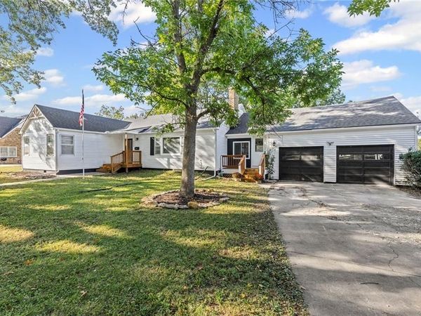 227 W 2nd Avenue, Garnett, KS 66032