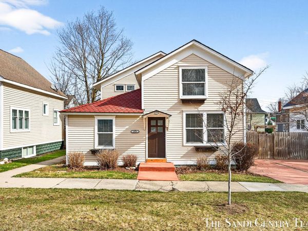 209 Clinton Avenue, Grand Haven, MI 49417