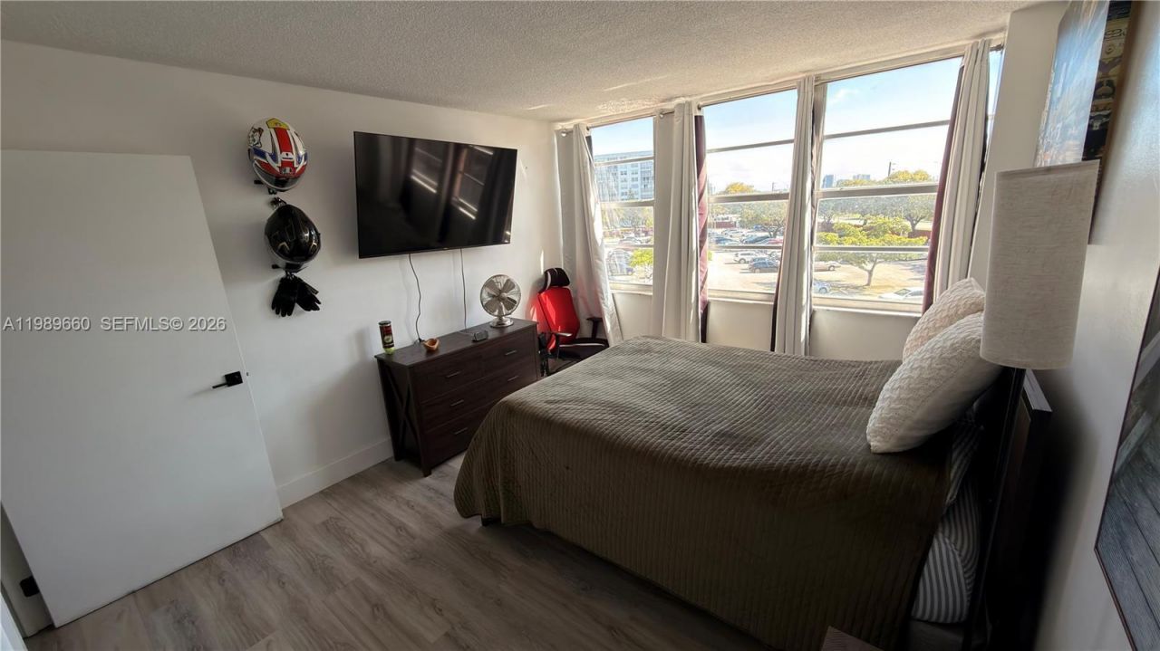 1351 NE Miami Gardens Dr , Unit 325E, Miami, FL 33179 Photo